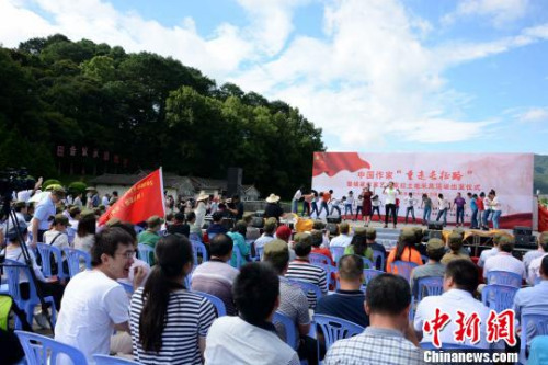 圖為福建省文藝志願者藝術團表演文藝節目。　張金川 攝