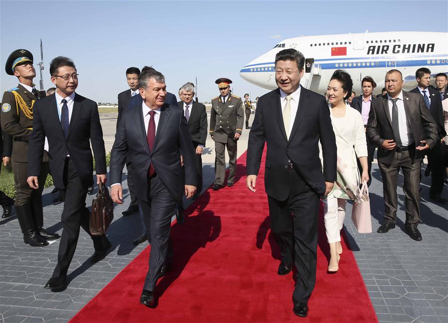 BUKHARA, June 21, 2016 (Xinhua) -- Chinese President Xi Jinping (R,front) and his wife Peng Liyuan are greeted by Uzbek Prime Minister Shavkat Mirziyoev (L,front) and Governor of Bukhara Province Muhiddin Esanov upon their arrival at Bukhara International Airport, Uzbekistan, June 21, 2016. Xi Jinping arrived for a state visit to Uzbekistan and will attend the 16th meeting of the Council of Heads of State of the Shanghai Cooperation Organization (SCO) in Tashkent. (Xinhua/Lan Hongguang)