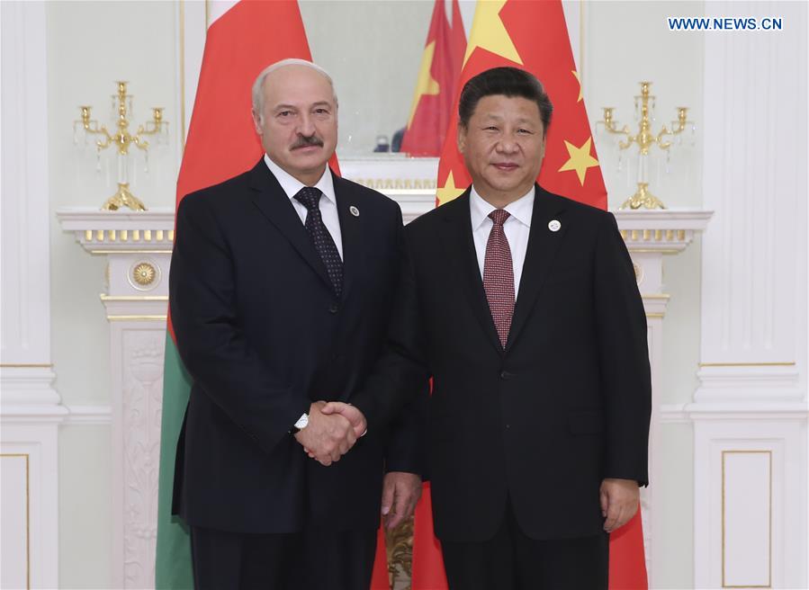 Chinese President Xi Jinping (R) meets with Belarusian President Alexander Lukashenko in Tashkent, Uzbekistan, June 24, 2016. 