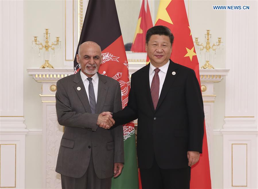 Chinese President Xi Jinping (R) meets with Afghan President Mohammad Ashraf Ghani in Tashkent, Uzbekistan, June 24, 2016.