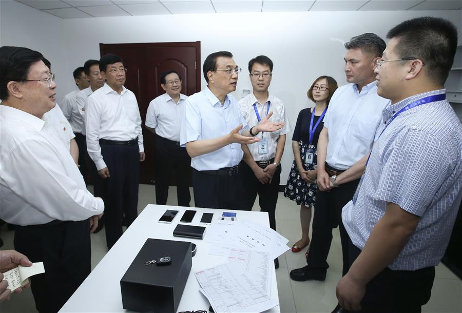  Chinese Premier Li Keqiang visits Tianjin Optical Electrical Group Co., Ltd. during an inspection tour in Tianjin, north China, June 26, 2016. (Xinhua/Pang Xinglei)