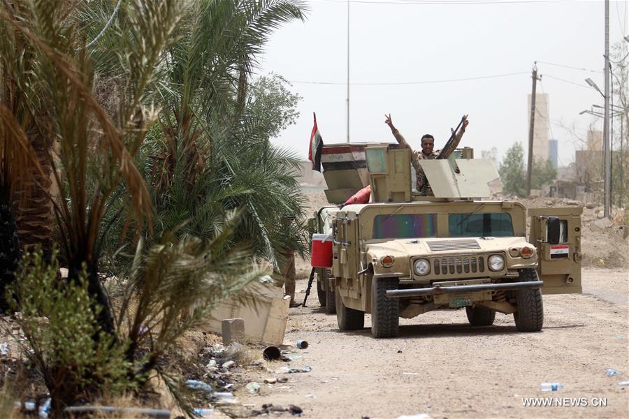 An Iraqi army soldier shows signs of victory in Dhubbat district, northeast of Fallujah city, Iraq, June 19, 2016. Iraqi Prime Minister Haider al-Abadi announced substantial victory against the Islamic State (IS) militants in Fallujah in the western province of Anbar on June 17, the state-run Iraqiya TV reported. (Xinhua/Khalil Dawood) 