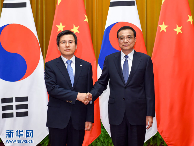 Chinese Premier Li Keqiang has met South Korean Prime Minister Hwang Kyo-ahn on the sidelines of the Summer Davos forum in northern China