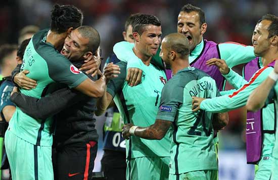 Portugal celebrates with team mates during the UEFA Euro 2016 Semi Final match between Portugal and Wales played at the Stade de Lyon, Lyon, France on July 6, 2016. [Photo/IC]