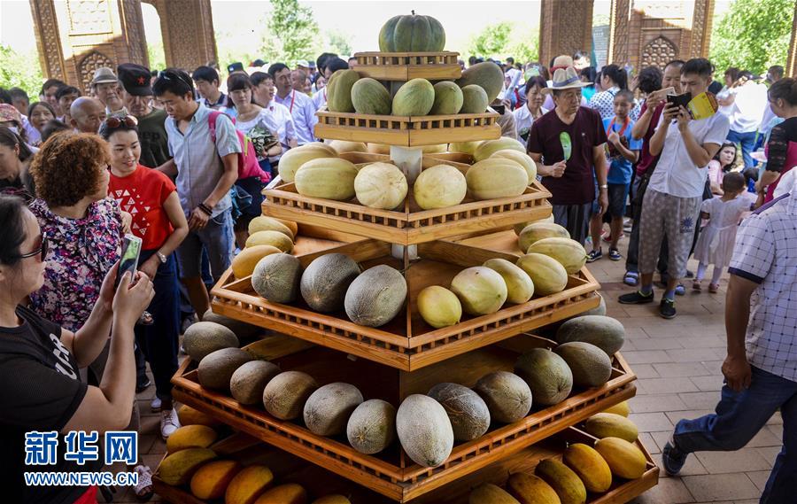 The Xinjiang Uyghur Autonomous Region has always been celebrated as the kingdom of fruits. Various preserved and fresh fruits, nuts and deep processed fruit products from the region can be found on dinner tables across the country. 