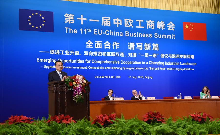 Chinese Premier Li Keqiang delivers a speech at the 11th EU-China Business Summit in Beijing, capital of China, July 13, 2016. European Commission President Jean-Claude Juncker (2nd R) also attended the summit. (Xinhua/Xie Huanchi)