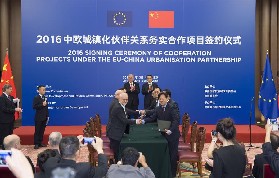 Chinese Premier Li Keqiang (R, rear) and European Commission President Jean-Claude Juncker (L, rear) attend a signing ceremony of cooperation projects under the China-EU urbanization partnership in Beijing, capital of China, July 13, 2016. (Xinhua/Xie Huanchi)