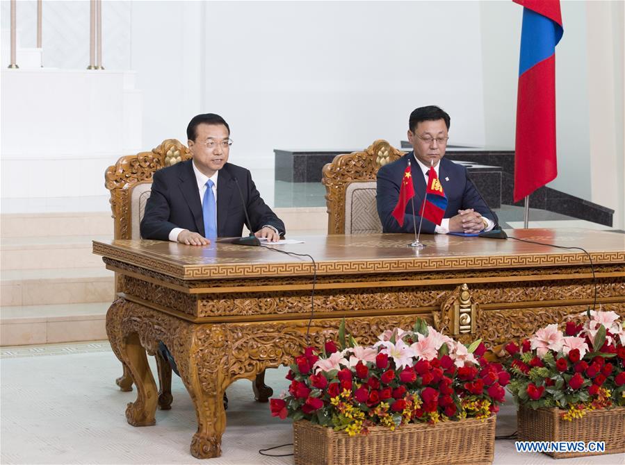 Chinese Premier Li Keqiang (L) and Mongolian Prime Minister Jargaltulga Erdenebat attend a press conference after their talks in Ulan Bator, Mongolia, July 14, 2016.