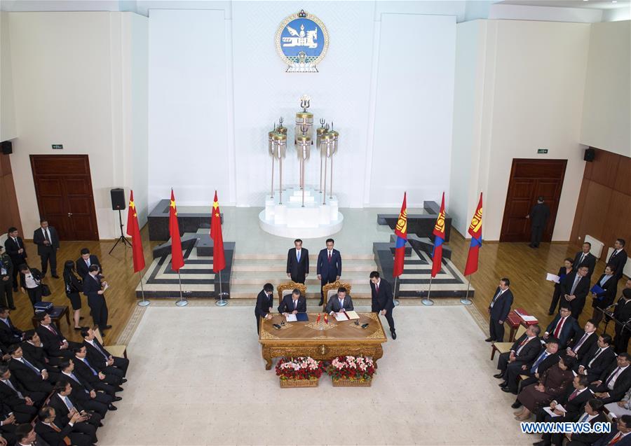 Chinese Premier Li Keqiang and Mongolian Prime Minister Jargaltulga Erdenebat attend the signing ceremony of cooperative documents in Ulan Bator, Mongolia, July 14, 2016.