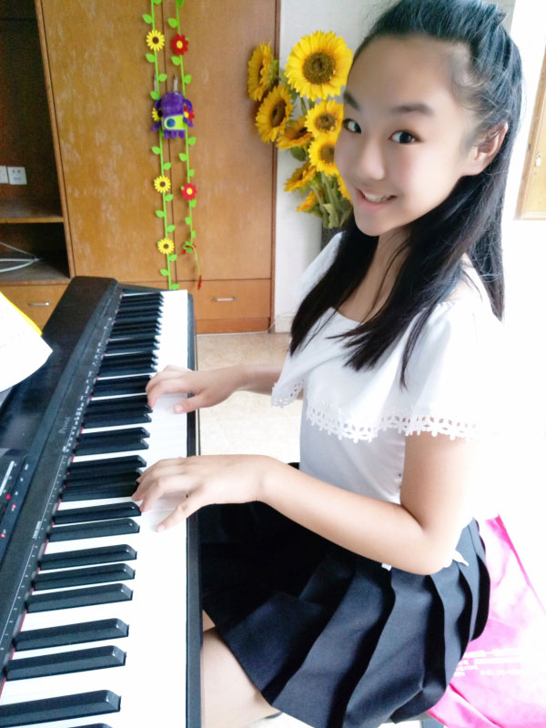 假期生活中的我，每天練鋼琴。我樂在其中。