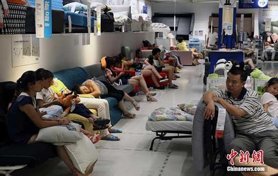 Citizens find relief with air conditioning at a shopping center in Hangzhou, East China