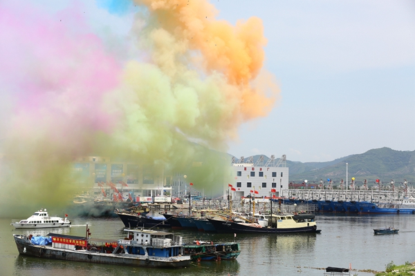 A traditional ceremony is held to celebrate the opening of the port at Yazhou, about 50 kilometers west of Sanya in Hainan province, Aug 1, 2016. 