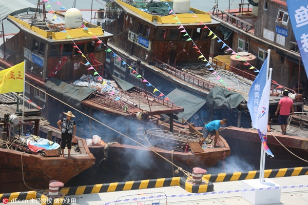 A traditional ceremony is held to celebrate the opening of the port at Yazhou, about 50 kilometers west of Sanya in Hainan province, Aug 1, 2016. 