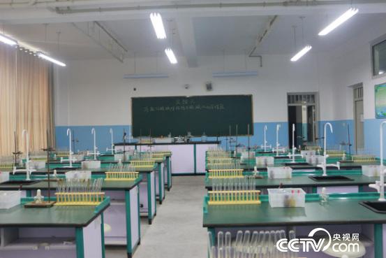 　　育生中學新修建的教學樓中的實驗室