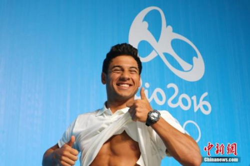 "當地時間7月30下午，在裏約奧運會新聞中心，難民奧運代表團中的四位運動員代表和他們的教練在媒體面前亮相。圖為來自敘利亞的游泳選手拉米·阿尼斯(Rami