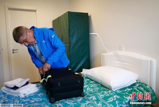 當地時間7月28日，國際奧委會主席巴赫進駐裏約奧運村，巴赫居住的房間裏有兩張單人床和一個簡易衣櫃。當天，巴赫在奧運村的運動員餐廳用餐，會見了兩名參加本次奧運會的難民運動員。