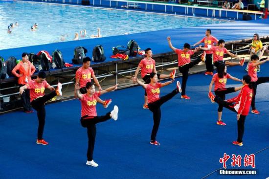 中國跳水隊在訓練前進行集體熱身