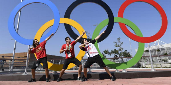 8月2日，三名巴西青年在裏約熱內盧巴哈奧林匹克公園的奧運五環標誌前合影