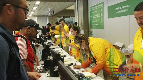 裏約奧組委在機場設立了媒體櫃臺，奧運志願者為剛抵達的各國記者辦理註冊手續