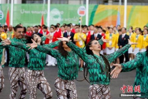 "當地時間8月3日，中國奧運代表團在裏約奧運村舉行升旗儀式。圖為儀式前的舞蹈演員。<a