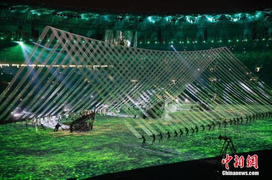 "當地時間8月5日晚8時，2016里約奧運會開幕式在裏約熱內盧馬拉卡納體育場舉行。圖為開幕式現場表演。<a