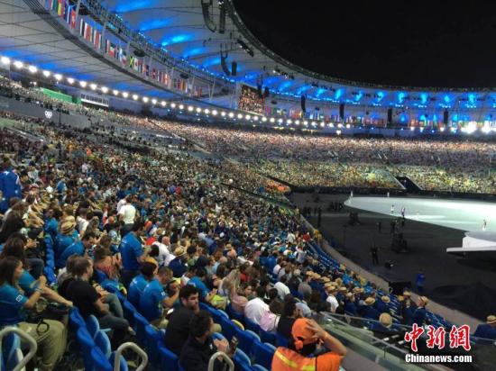 "當地時間8月5日晚8時，2016里約奧運會開幕式在裏約熱內盧馬拉卡納體育場舉行。圖為看臺上的觀眾。<a