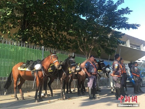 "當地時間8月5日，2016里約奧運會開幕式將在裏約熱內盧的馬拉卡納體育場舉行。圖為當地警方使用馬匹執行安保任務。<a
