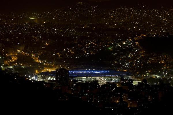 8月5日拍攝的裏約熱內盧馬拉卡納球場及周邊市區夜景
