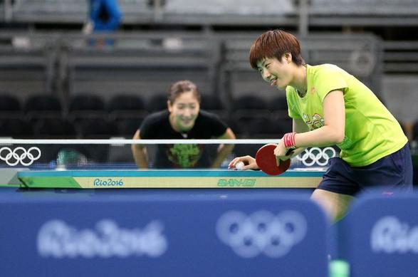 7月28日，中國乒乓球選手丁寧（右）在訓練中