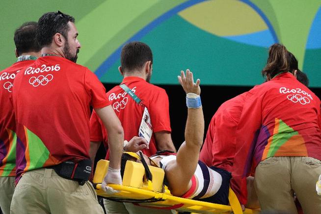 8月6日，法國隊選手薩米爾被醫務人員抬上擔架