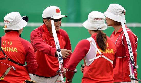 8月7日，中國隊教練田渝陵（左二）在比賽間隙指導隊員