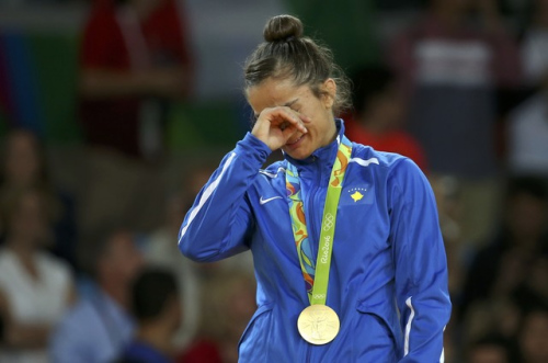 25歲女選手為科索沃奪得奧運首金激動落淚