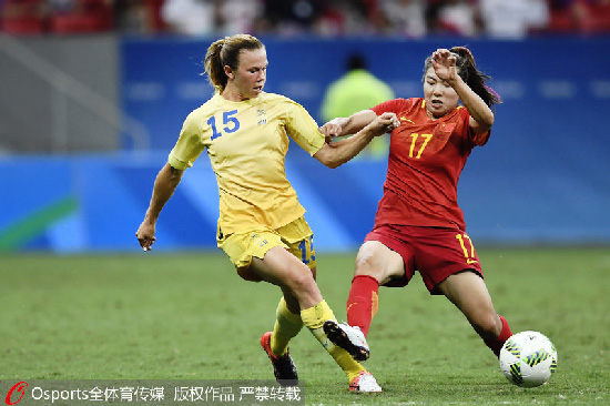 裏約奧運女足小組賽最後一輪，中國隊對瑞典隊，古雅沙（右）與對方拼搶