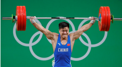 中國選手呂小軍在抓舉比賽中試舉成功。