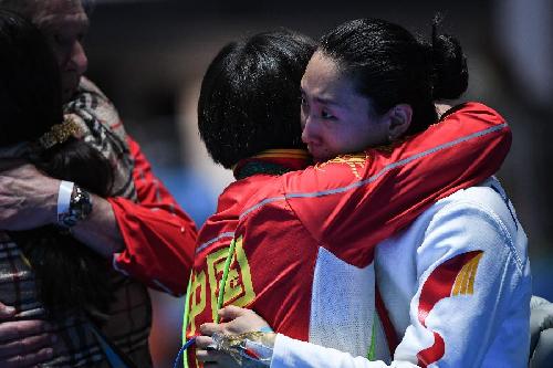 8月11日，中國隊選手郝佳露（右）賽後傷心地抱著教練