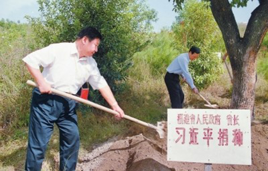  　　2001年10月，時任福建省省長的習近平到長汀縣調研水土流失治理工作，在河田世紀生態園為他捐種的香樟樹培土澆水。（圖片來源：福建日報）