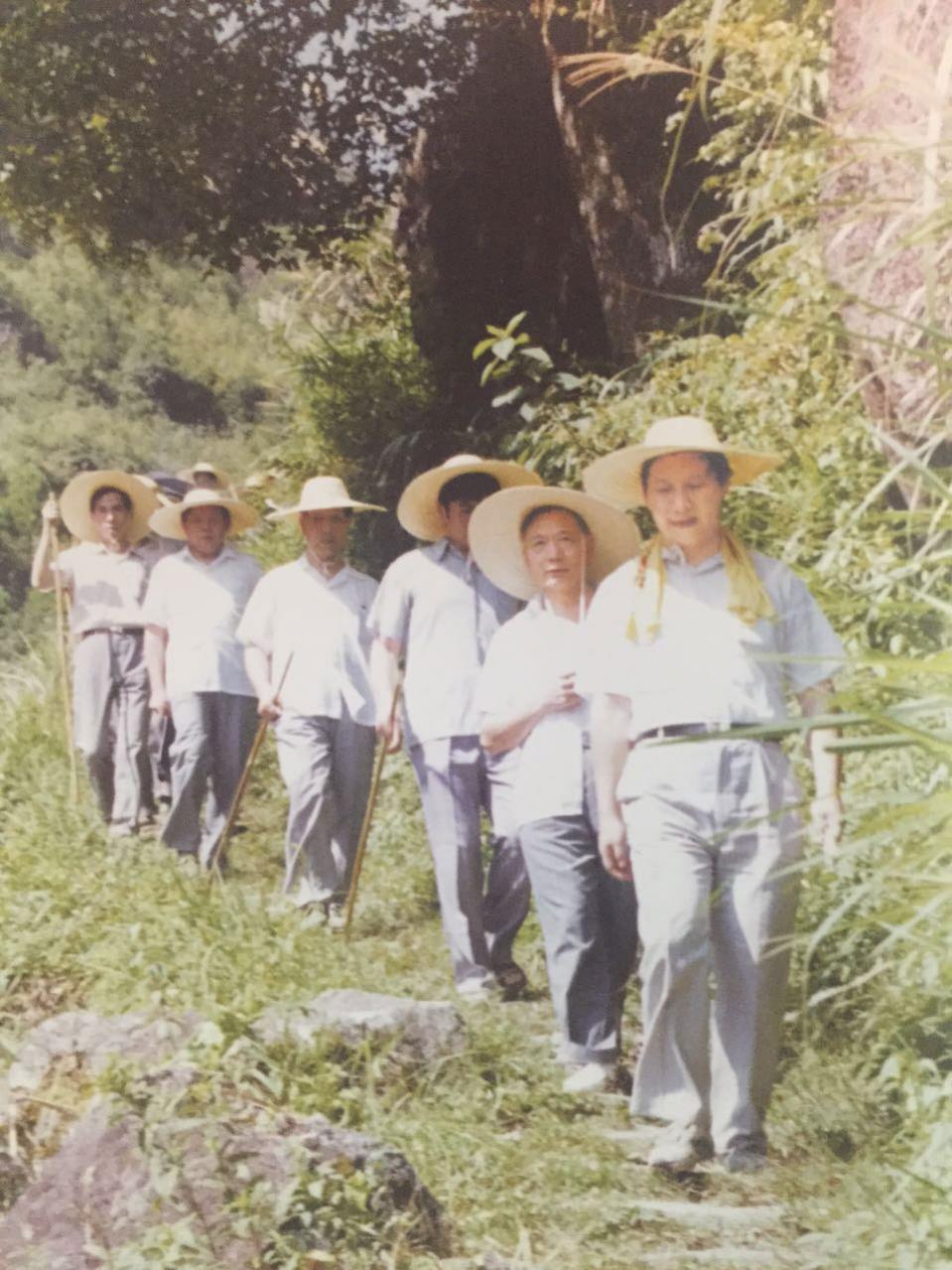 1989年7月，習近平同志與地、縣領導在壽寧縣山村。（圖片來自《擺脫貧困》）