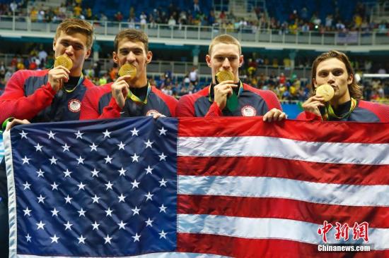 圖為美國隊集體吻金牌慶祝