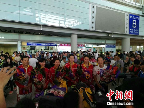 14日，在裏約奧運會摘得女子重劍團體賽銀牌的中國女子重劍隊抵達北京