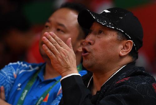 8月15日，中國羽毛球隊總教練李永波（右）在場邊指導張楠/趙蕓蕾