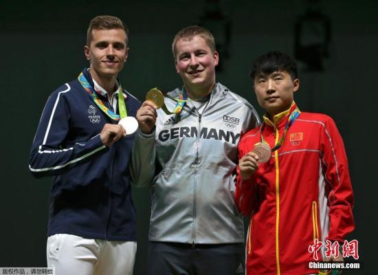 資料圖片：德國名將雷茨（中）獲得金牌，法國小將基康普瓦（左）獲得銀牌，中國選手李越宏（右）摘銅。  