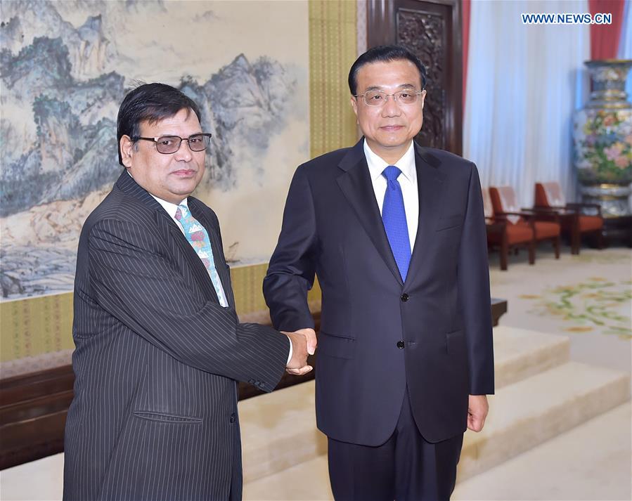 Chinese Premier Li Keqiang (R) meets with Krishna Bahadur Mahara, Nepalese Deputy Prime Minister and special envoy of new Prime Minister Pushpa Kamal Dahal, in Beijing, capital of China, Aug. 17, 2016. Mahara said Wednesday that Nepal makes China a priority in its foreign relations and abides by the one-China policy. (Xinhua/Li Tao)