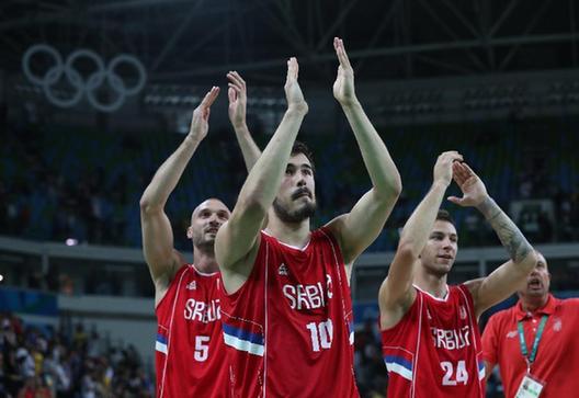 8月17日，塞爾維亞隊球員獲勝後向觀眾致意