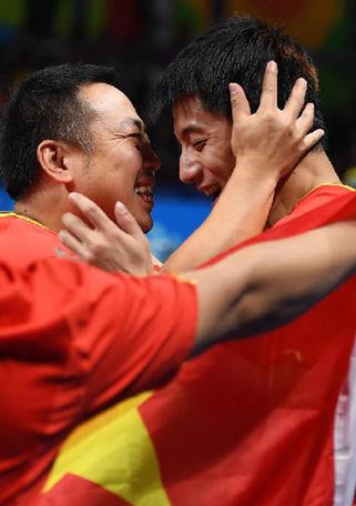 8月17日，中國隊教練劉國梁（左）和隊員張繼科慶祝勝利