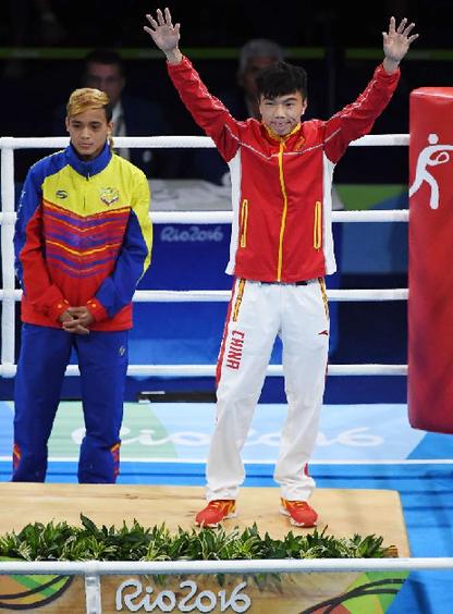 8月21日，中國選手胡建關（右）和委內瑞拉選手菲諾在頒獎儀式上