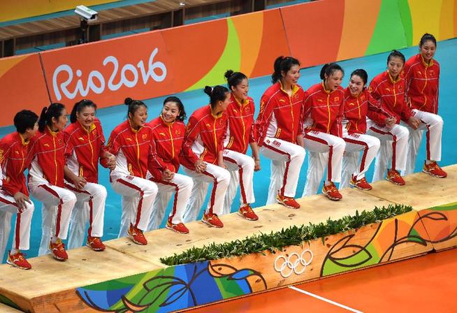 這是中國女子排球隊員登上頒獎臺