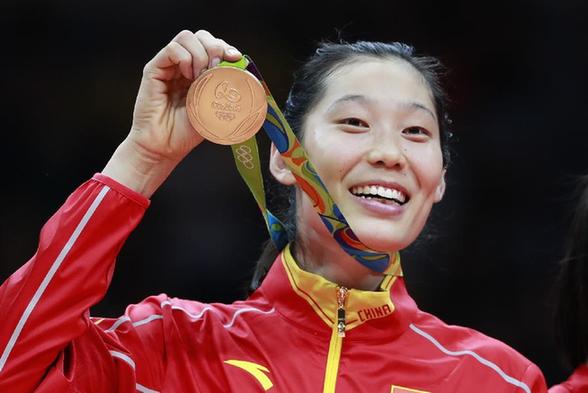 8月20日，中國女排隊員朱婷在頒獎儀式上展示獎牌