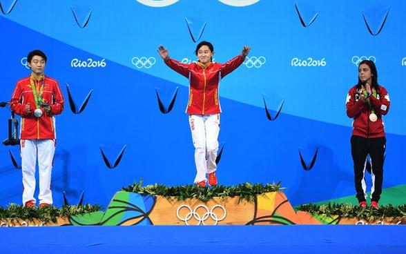 8月18日，中國選手任茜（中）登上領獎臺