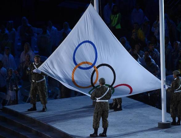 資料圖片：奧林匹克會旗在閉幕式上落下
