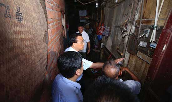 Chinese premier Li Keqiang visited residents living in the shanty area of Zhanggong District, Ganzhou city, east China